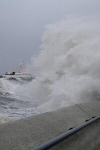 Armada eleva peligrosidad de nuevo evento de marejadas: olas de hasta 4,5 metros