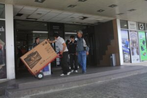Pese a baja del peso argentino, aún les sigue siendo conveniente comprar en Magallanes