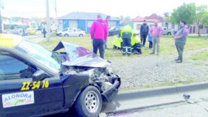 Lesionado chofer de taxi  tras colisionar con camioneta