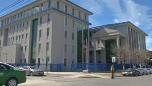 Hombre detenido por agredir a su pareja e hijo