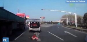 Vídeo: Infante cae de un auto en concurrida avenida de China y sale ileso