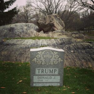 ¿Lo quieren muerto? La extraña tumba de Donald Trump que apareció en el Central Park