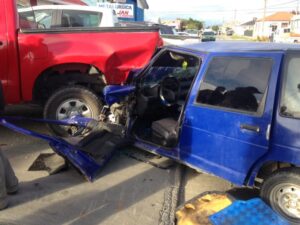 Grave joven conductora que chocó  contra flota de vehículos Rent Car