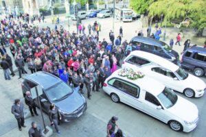Mas de mil personas despidieron los restos de los funcionarios del GORE y de Enap.