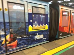 Vagones del metro lucen la Bandera de Magallanes y leyendas alusivas a la región