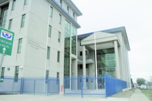 Hermanos detenidos por coludirse para sustraer especies desde tienda