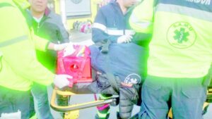 En el hospital clínico permanece joven que resultó gravemente lesionada en accidente