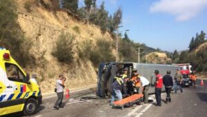 Microbús volcado deja más de una decena de heridos en Viña del Mar
