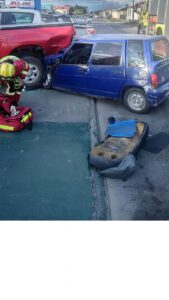 Joven mujer que conducía a gran velocidad se estrelló contra tres camionetas estacionadas
