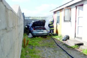 Incendio de auto terminó con dos detenidos por amenazas