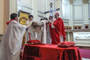 El desclave y el Víacrucis marca para el mundo cristiano este Viernes Santo, el único día donde no hay misas