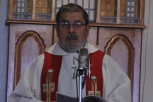 El difícil momento de salud que atraviesa el sacerdote Miguel Velásquez después de ser operado en Santiago