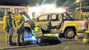 Nuevo atentado incendiario: queman camioneta en pasaje Carlos Fisher