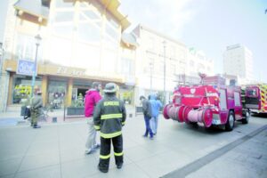Falla eléctrica derivó en evacuación de tienda