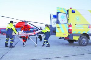 Evacuan a pescador con  problemas médicos
