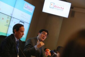Gobierno actualiza alerta de emergencia: pruebas se limitarán y llegarán a radios y TV