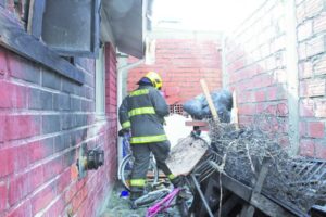 Inflamación de colchones provocó fuego en vivienda