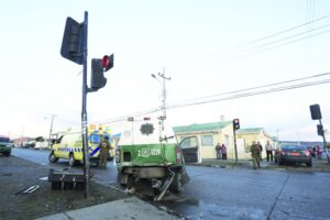 Dos funcionarios de Carabineros resultaron lesionados tras choque de patrulla con un taxi