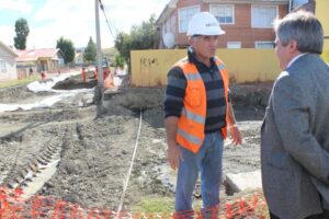 Alcalde de Natales visitó pavimentación de calles Población Corvi