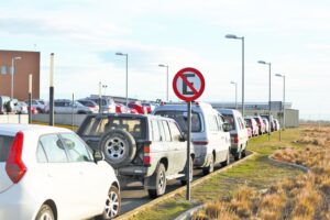 Autos mal estacionados provocan problemas de tránsito en patios del Hospital Clínico