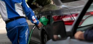 Precios de las bencinas disminuirán $5,4 esta semana