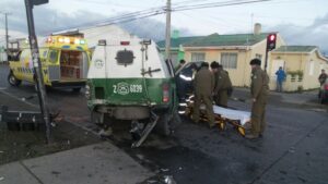 Dos funcionarios de Carabineros resultaron lesionados al chocar un radiopatrulla con un taxi cuando iban a un robo