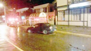 Conductor choca su auto  contra poste y huye del lugar