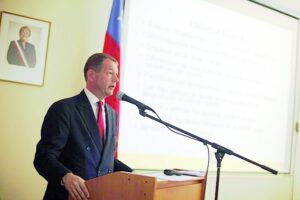 Embajador de Finlandia dicta Charla sobre educación