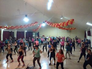 Talleres gratis de Zumba en liceos María Behety y Cardenal Raúl Silva Henríquez son todo un éxito