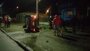 Conductor volcó su camioneta en plena Avenida España y quedó lesionado