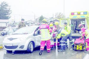 Conductor debió ser rescatado por violento choque