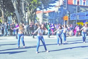 Bailarines magallánicos se tomaron la ciudad de Punta Arenas