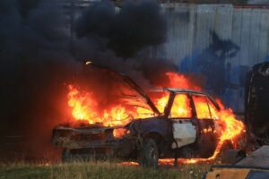 Continúan los atentados incendiarios contra vehículos en Punta Arenas y el temor cunde