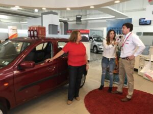 Pingüino Multimedia entregó esta mañana el auto a ganadora del último sorteo