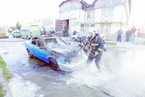 Una falla eléctrica fue la causa del incendio que ayer destruyó un vehículo