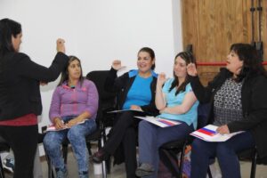 Capacitan en lenguaje de señas a educadoras