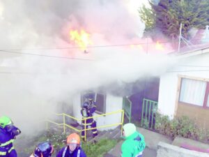 Ocho personas lo pierden todo en dos incendios ocurridos en sectores rurales de Punta Arenas
