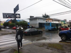 Bus de la empresa Movigas fue impactado por una camioneta en Chiloé esquina Croacia