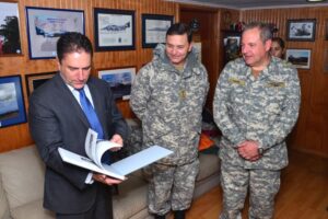 Ministro de defensa visitó IV Brigada aérea