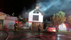 Vecinos despertaron a familia en medio  de fuego que consumía su vivienda