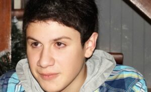 Padre de joven que está perdiendo la vista clama por ayuda