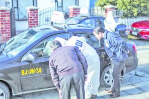 Vándalos causan daños en colectivos y roban dinero