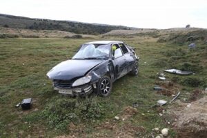Auto abandonado y con daños camino a la Laguna Lynch