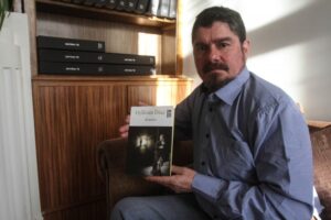 Escritor Pavel Oyarzún presenta su nueva novela: “Krumiro”