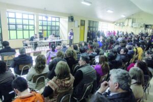 Casi mil trabajadores a la  espera de decisión de diputados