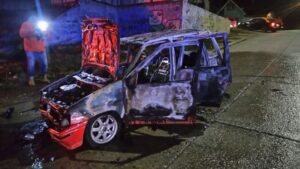 Nuevo ataque incendiario de auto casi termina en tragedia luego de que vivienda sufriera daños