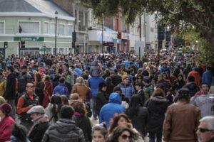 Gran marco de público en el desfile dominical en nuestra ciudad de Punta Arenas