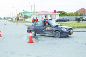 Mujer lesionada tras choque entre camión y colectivo