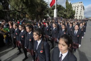 Tres establecimientos educacionales  participaron del desfile dominical