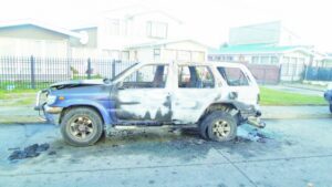 Nuevo atentado incendiario: queman Nissan Terrano en Villas Las Naciones